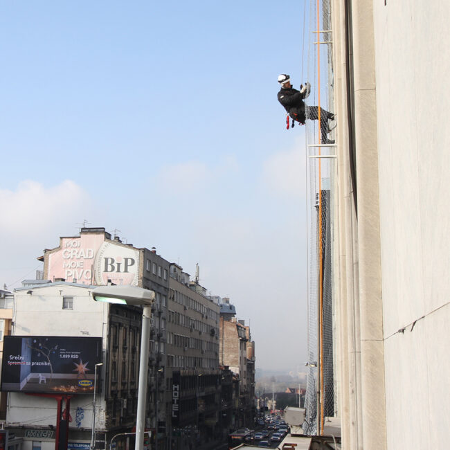 Postavljanje zaštitne ograde na fasadi 2 - Jadran doo Beograd